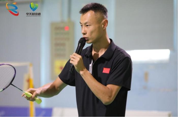 世界冠军徐晨亲临中关村街道羽毛球赛，与球迷