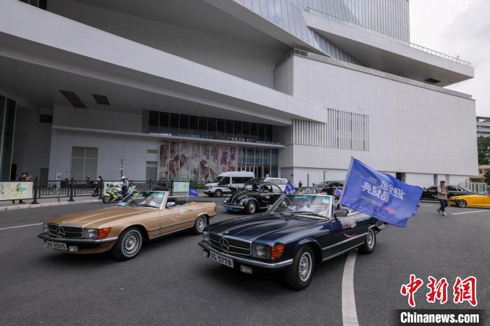 广州举行的“迎全运·品经典”经典车巡游拉开序