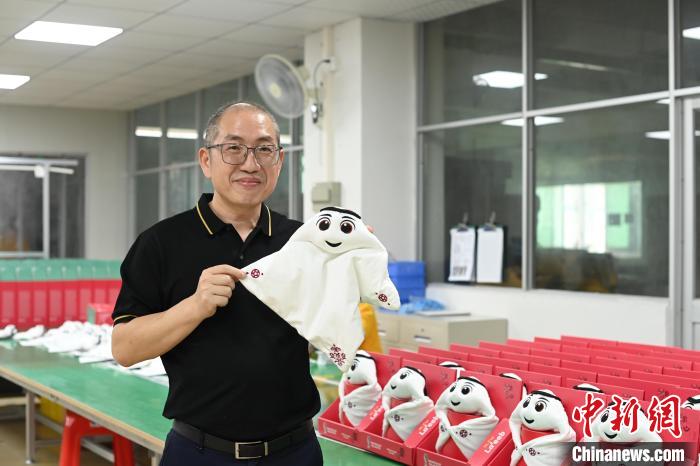 东莞巧手打造“拉伊卜”毛绒玩具 鼻梁设计成关