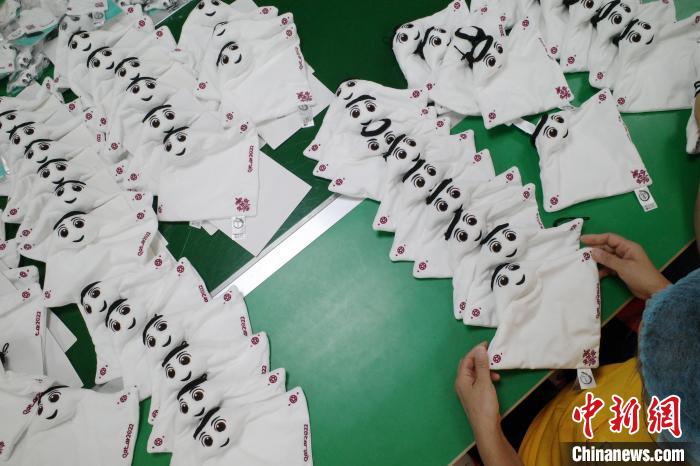 东莞巧手打造“拉伊卜”毛绒玩具 鼻梁设计成关