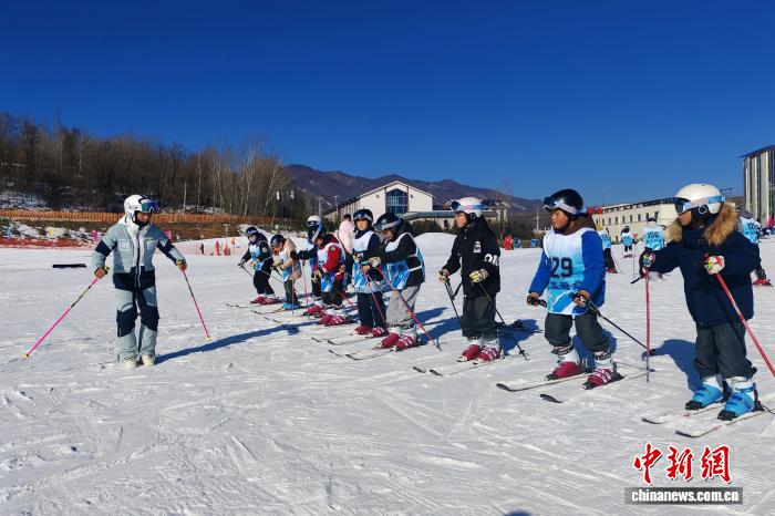宁夏固原滑雪队第二期训练营开班推动冰雪运动