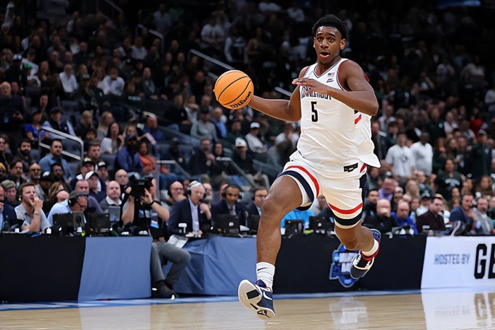 康涅狄格大学大四中锋小塔里斯-里德数据飙升引