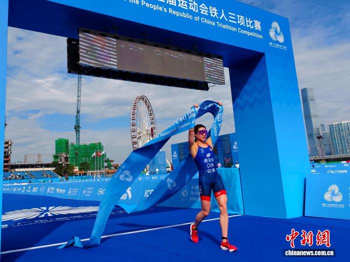 黄安琪1小时59分16秒成功卫冕 香港中环海滨铁人
