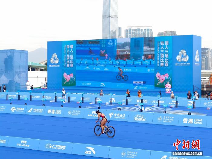 黄安琪1小时59分16秒成功卫冕 香港中环海滨铁人